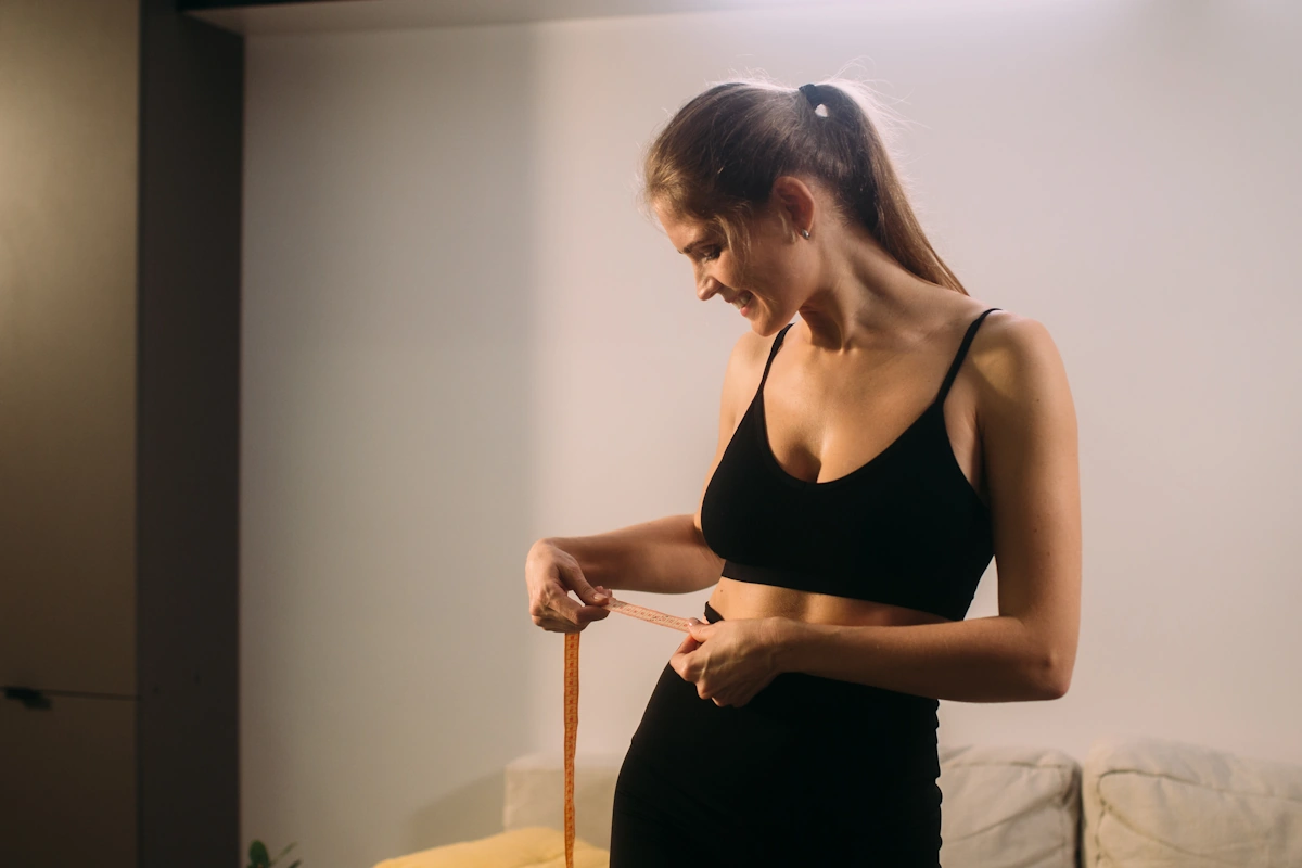 Une femme qui mesure sa perte de poids