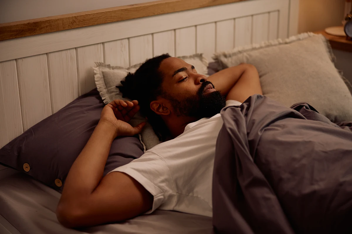 Un homme qui essaie de dormir dans son lit