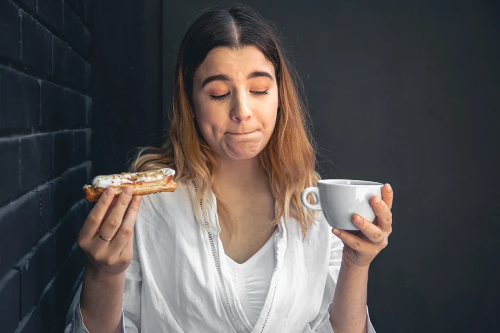 Une femme qui mange sucré le soir