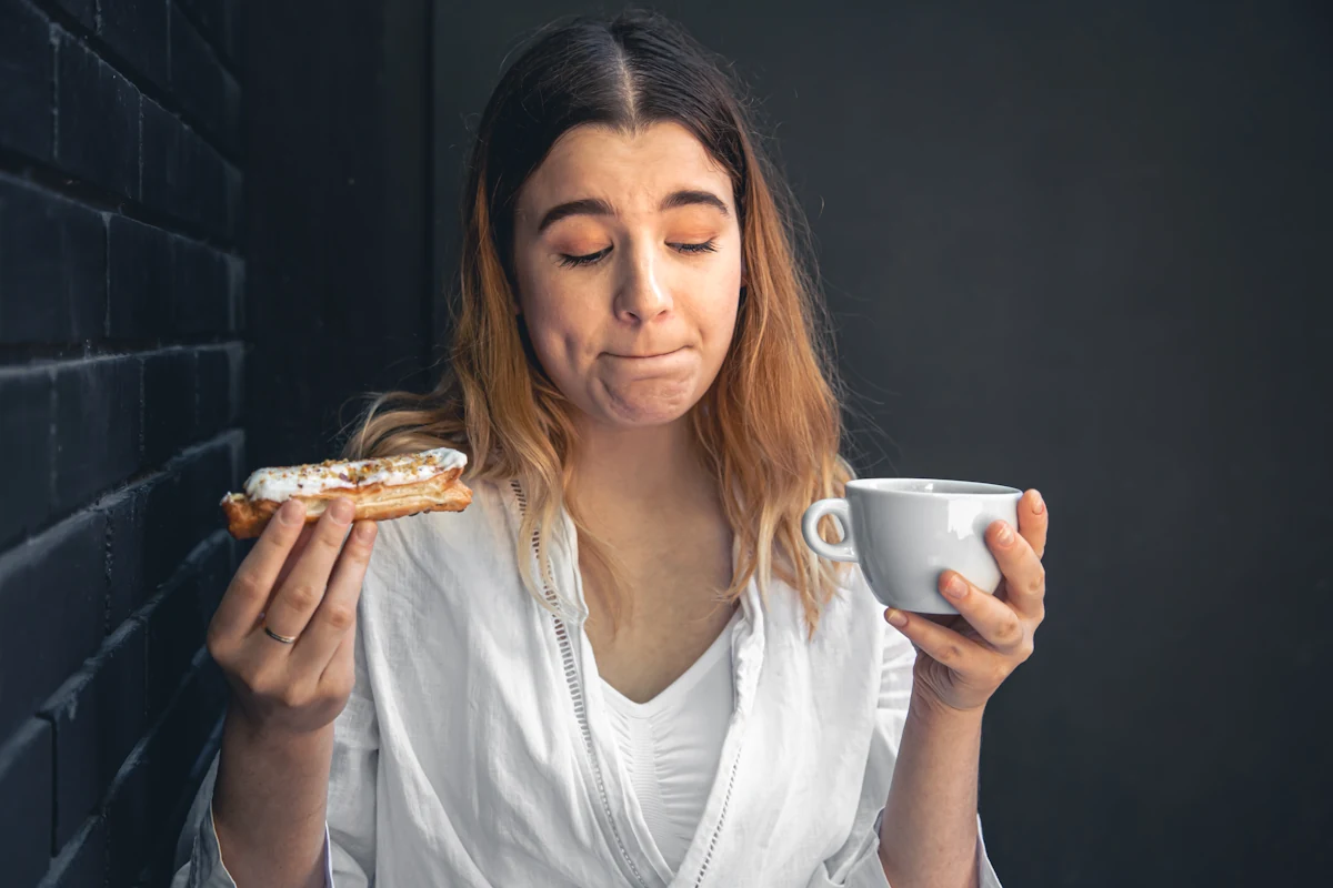 Une femme qui mange sucré le soir