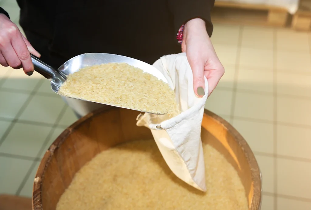 Une personne qui prend du riz blanc