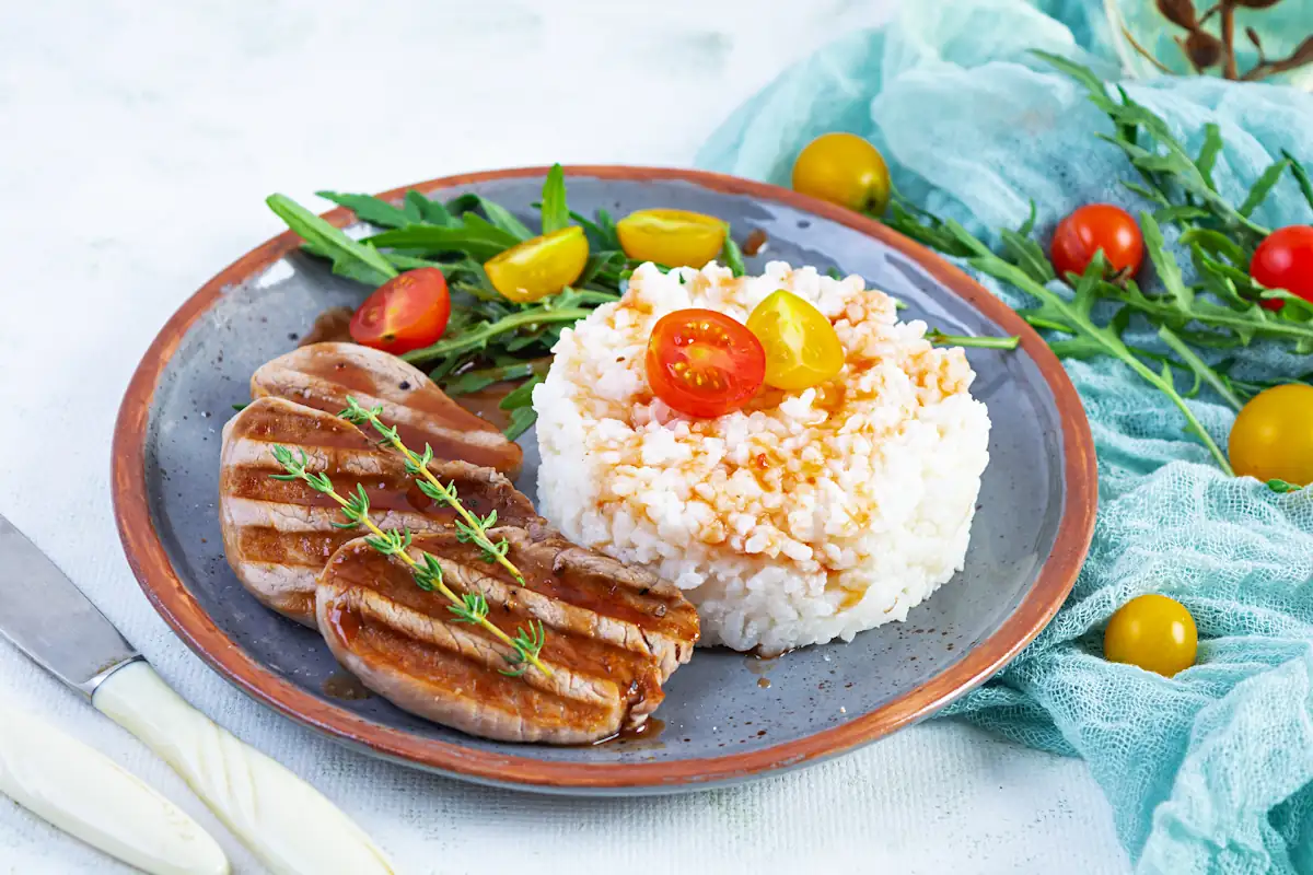 Une assiette de riz blanc et poulet