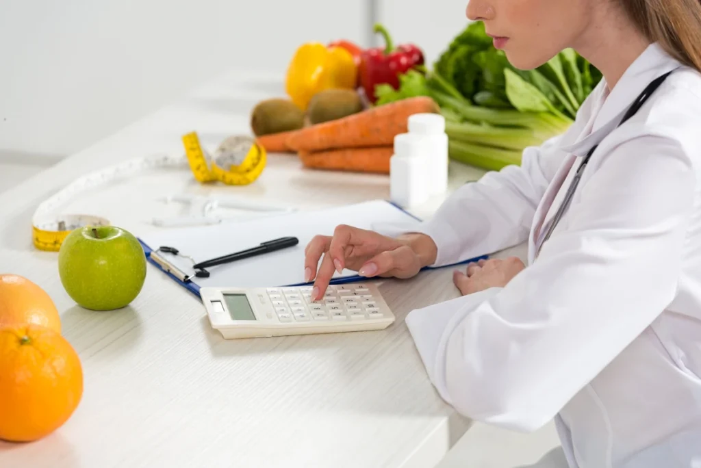 Une personne qui calcule vos macronutriments pour une sèche musculaire