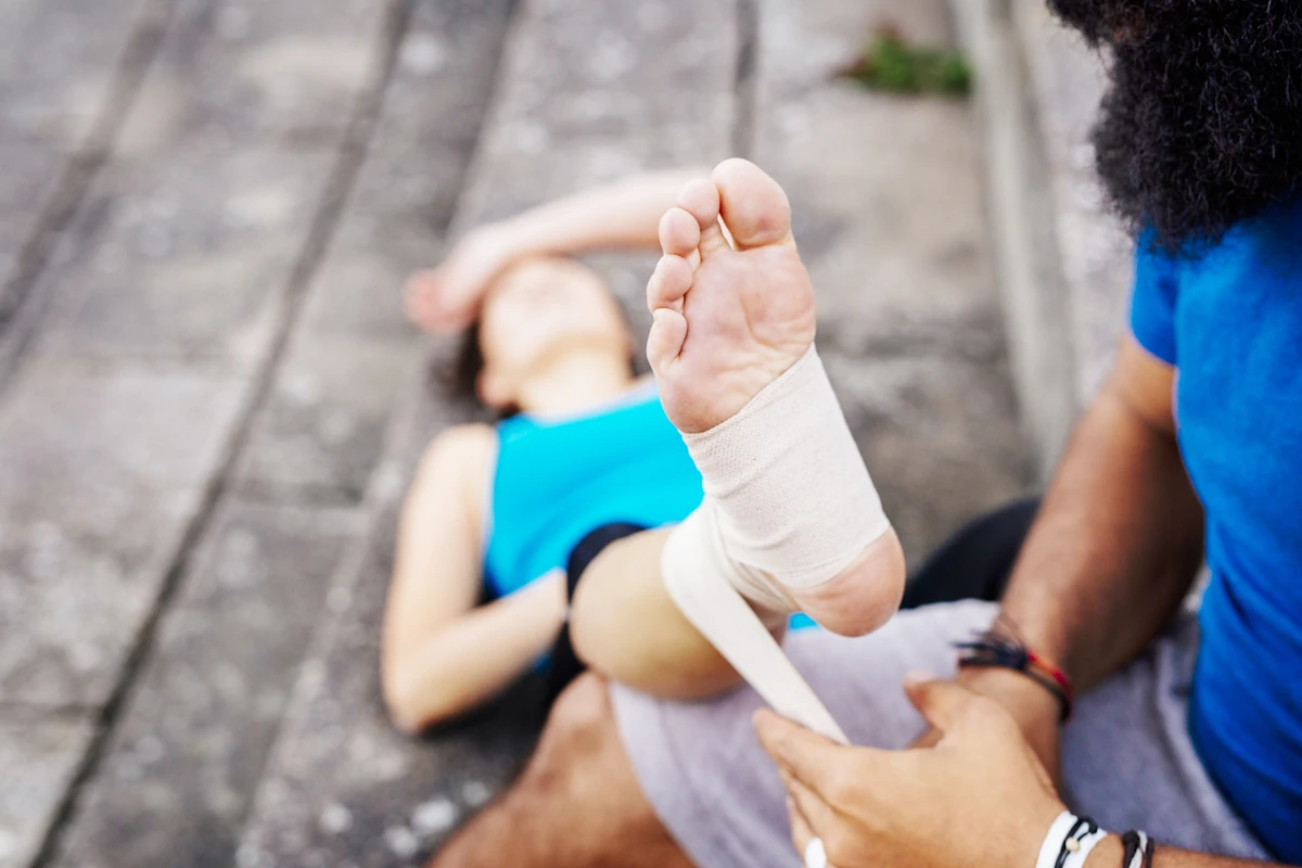 Une femme avec une entorse à la cheville