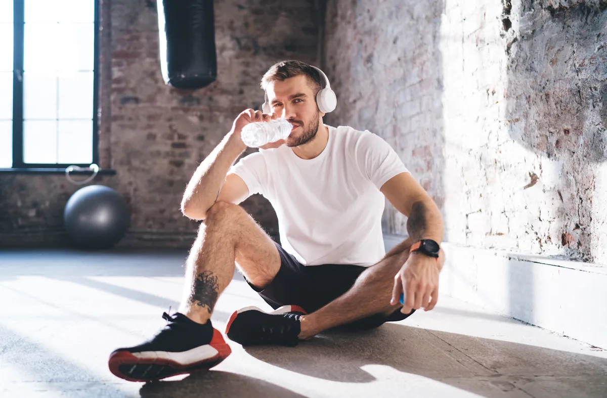 Un homme qui fenêtre métabolique post-entraînement